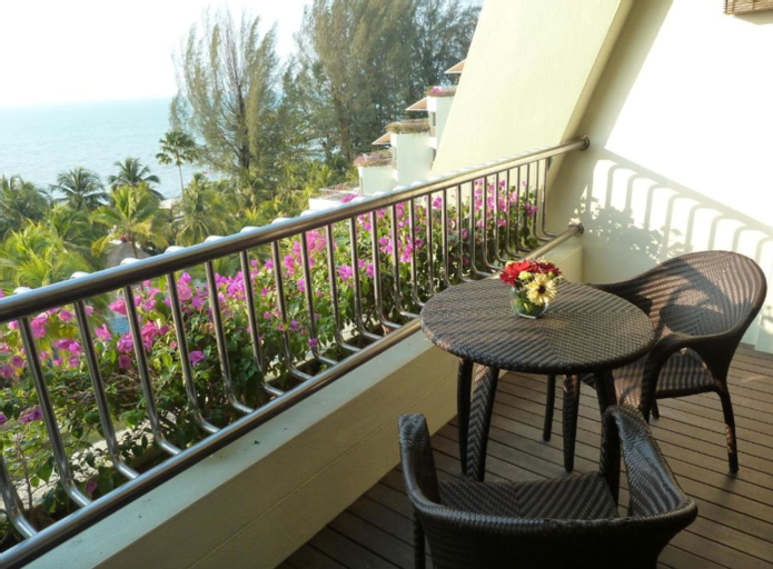 Exterior & Views 8