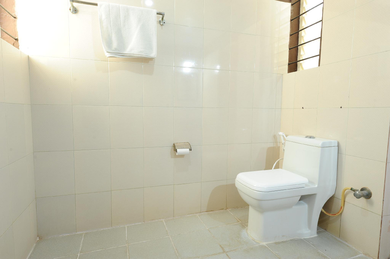 Bathroom 4, Arra Transit Bangalore Airport Hotel, Bangalore Rural