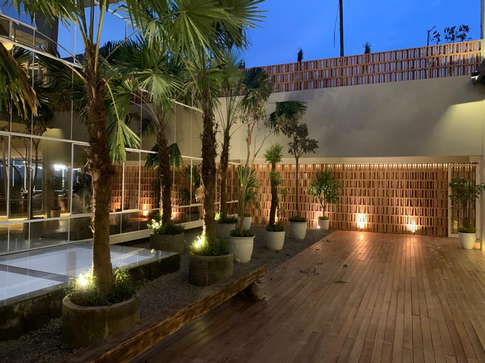 Exterior & Views 29