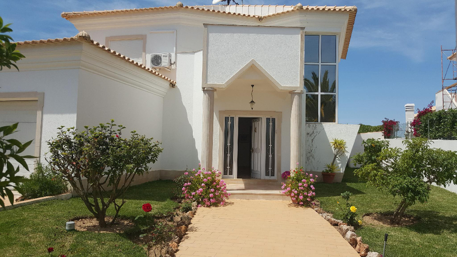Others 3, Casa do Mar,heatable pool,Jacuzzi, near beach!, Albufeira