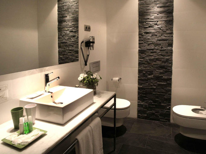 Bathroom 4, Apartosuites Jardines de Sabatini, Madrid