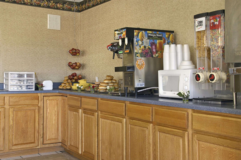 Food & Drinks 4, Days Inn by Wyndham Apple Valley Sevierville, Sevier
