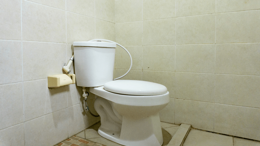Bathroom 4, RedDoorz near Pelabuhan Jayapura, Jayapura