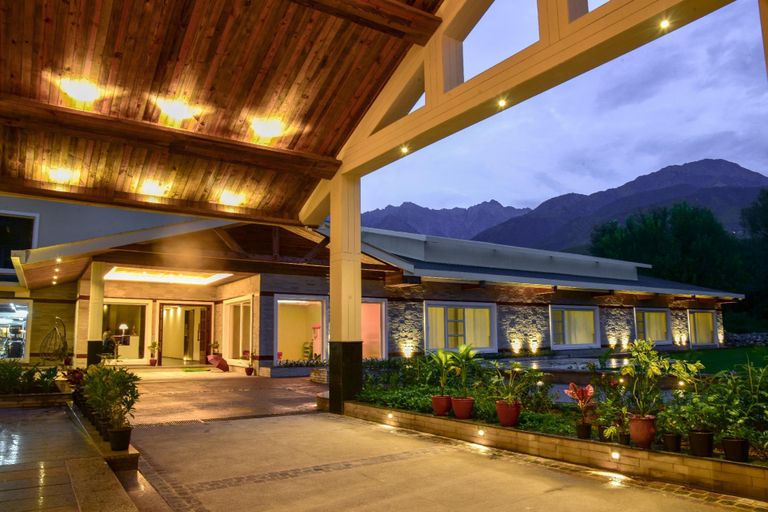 Exterior & Views