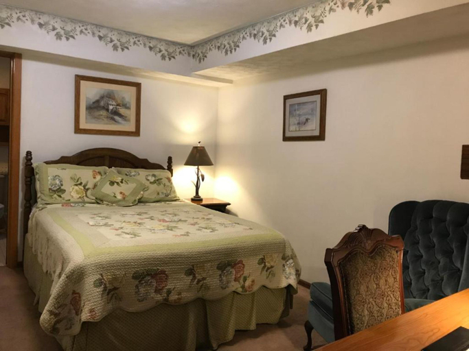 Bedroom 5, 7 Gables Inn and Suites, Fairbanks North Star