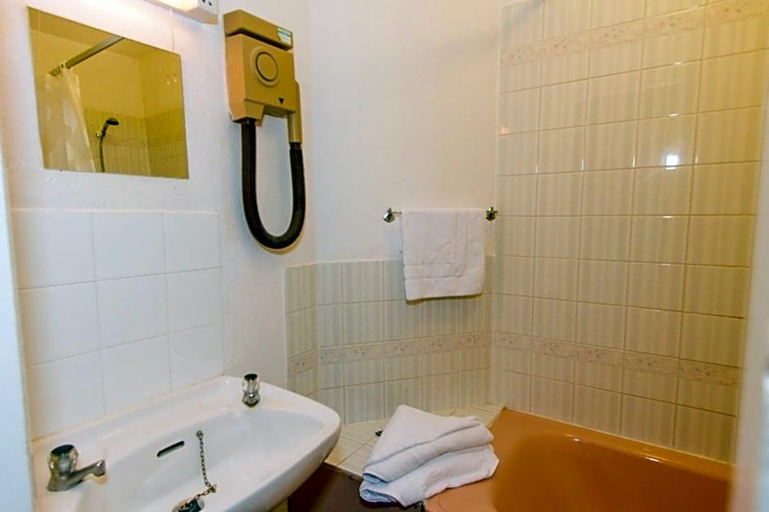Bathroom 3, The Carlton Hotel, Kent