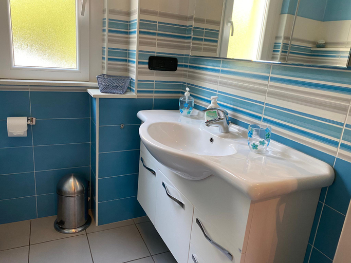 Bathroom 4, Apartment Arcobaleno, Savona