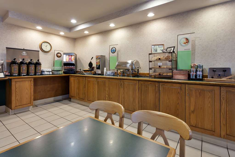 Food & Drinks 5, Country Inn & Suites by Radisson, Mount Morris, NY, Livingston