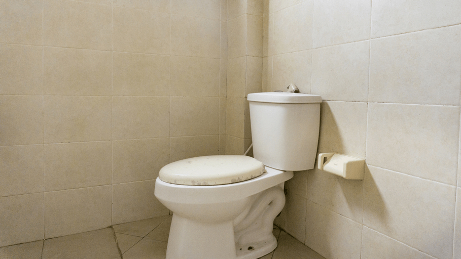 Bathroom 4, RedDoorz near Pelabuhan Jayapura, Jayapura
