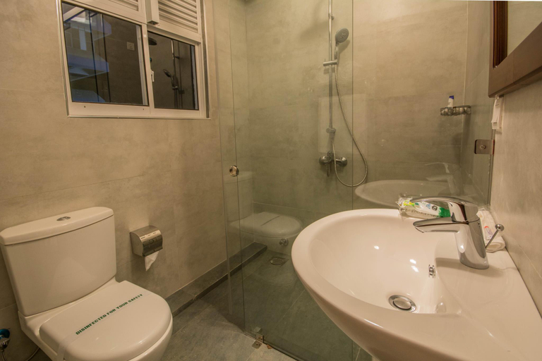Bathroom 4, Ceyloni City Hotel, K.F.G. & G. Korale