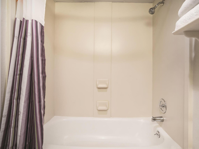Bathroom 4, La Quinta Inn & Suites by Wyndham Charleston Riverview, Charleston