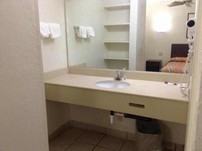 Bathroom 5, American Inn & Suites, Los Angeles