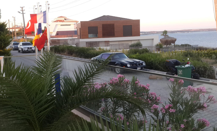 Exterior & Views