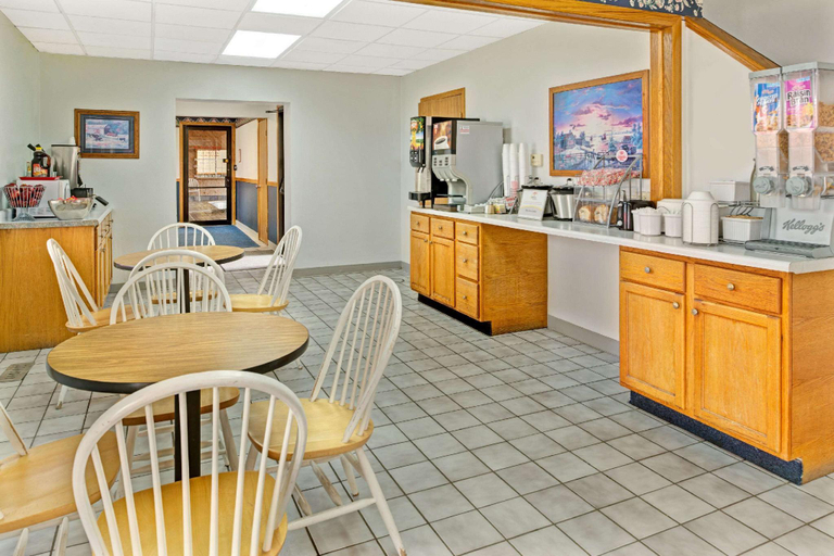 Food & Drinks 5, Super 8 by Wyndham Walnut, Pottawattamie