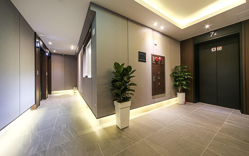 Public Area 2, Hotel Button, Jung