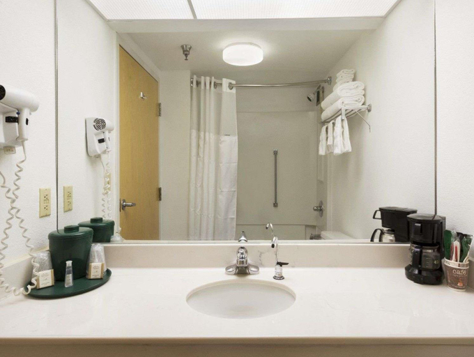 Bathroom 4, Baymont by Wyndham Crossville, Cumberland