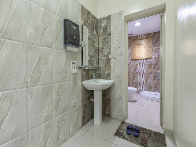 Bathroom 5, Ghosn Albanafsej Hotel Apartment, Dammam