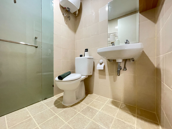Bathroom 5, Deluxe 2BR Apartment at Parahyangan Residence By Travelio, Bandung