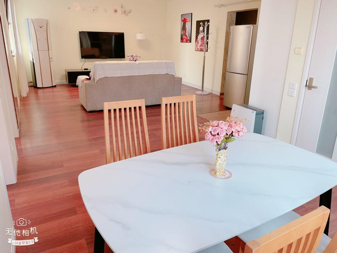 balcony/120sqm/2 subway/nice bed,kitchen,bathroom, Shanghai