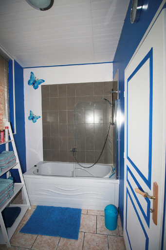 Bathroom, La Medina House with small courtyard ideal for 6 people, Aisne