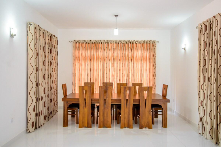 Food & Drinks 5, Negombo Villa near Beach/Airport - Sleeps 10, Negombo