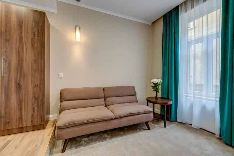 Others 5, Upstairs Boutique, Municipiul Bucuresti