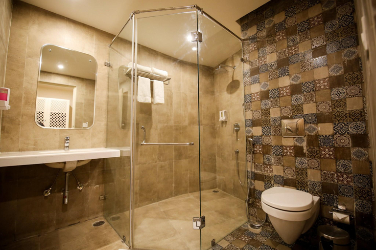 Bathroom 4, Hotel Ratangarh Palace, Jaipur
