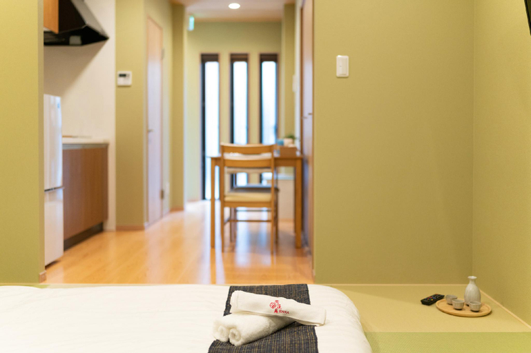 Bedroom 2, HANASTAY SAKURA 2F, 6 minutes to Namba, brand new Japanese style, whole house floor heating, comfortable large bathtub, Osaka