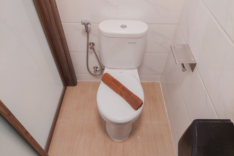 Bathroom 5, Cozy Studio Room at Sky House BSD Apartment By Travelio, Tangerang Selatan