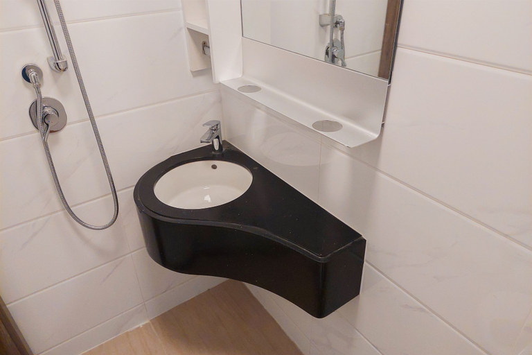 Bathroom 2, Simply and Cozy Studio at Sky House BSD Apartment By Travelio, Tangerang Selatan