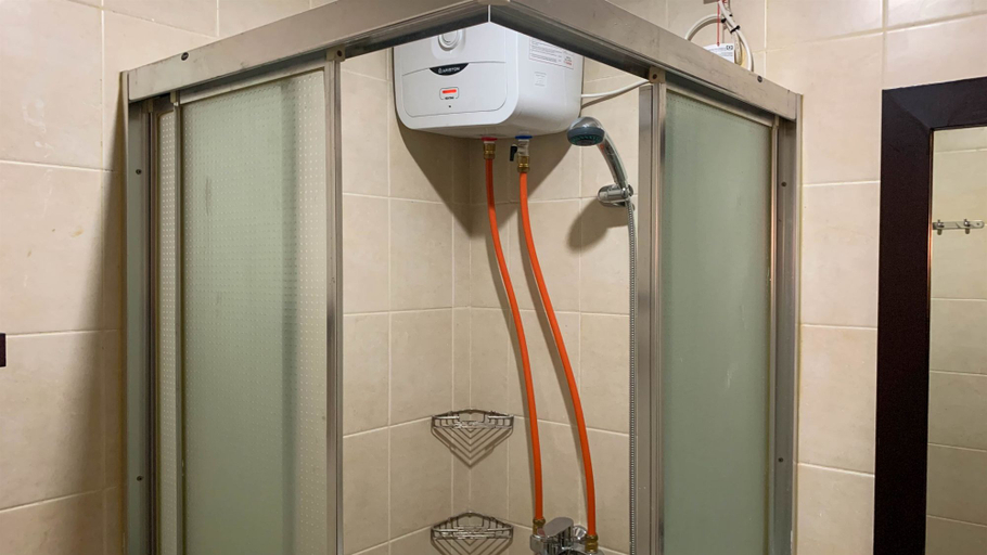 Bathroom 5, Comfort and Minimalist 2BR at Maple Park Sunter Apartment By Travelio, Jakarta Utara