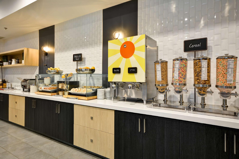Food & Drinks 5, Embassy Suites by Hilton Charlotte, Mecklenburg