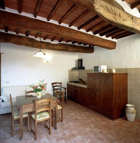 Castello Di Meleto Wine Destination - Camere in Castello e Appartamenti, Siena