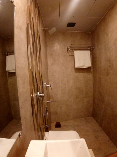 Bathroom 5, Hotel Emerald Inn Mumbai, Mumbai Suburban