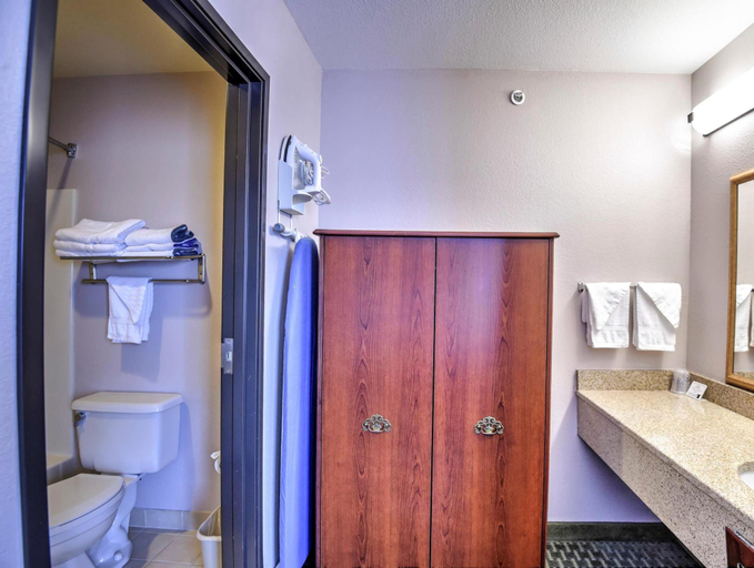 Bathroom, SureStay by Best Western Ottawa, Franklin