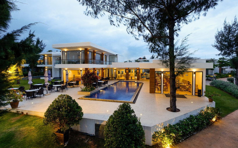 Exterior & Views