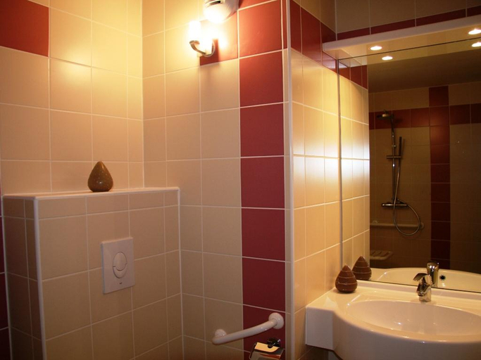 Bathroom 3, Residhotel Toulouse Centre, Haute-Garonne
