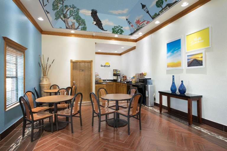 Food & Drinks, Days Inn & Suites by Wyndham Big Spring, Howard