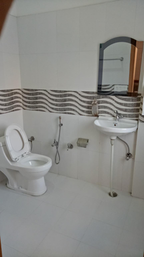 Bathroom 4, Airport Mahal Hotel & Spa, Delhi