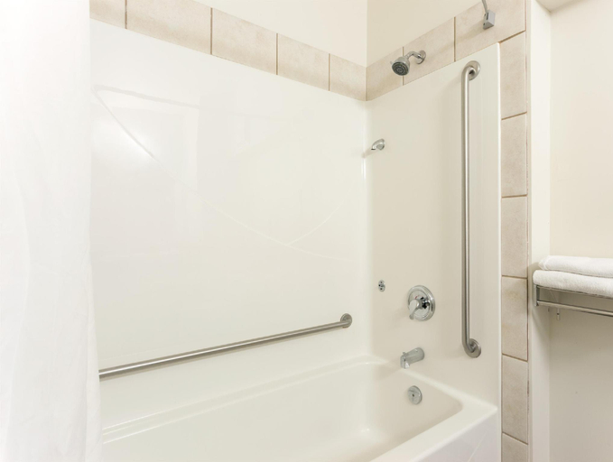 Bathroom 5, Comfort Inn & Suites Langley - Fraser Highway, Greater Vancouver