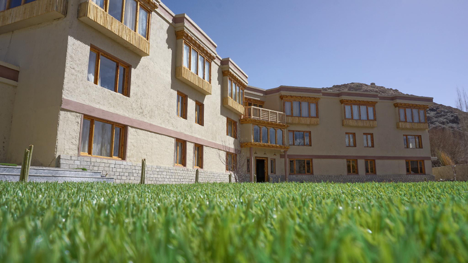 Exterior & Views