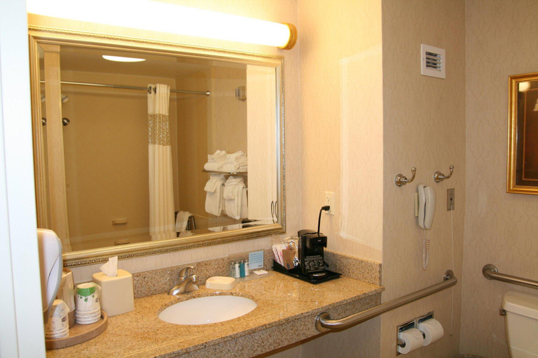 Bathroom 4, Hampton Inn Littleton, Grafton
