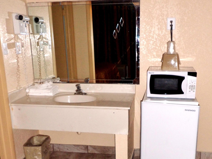 Bathroom, America's Best Inn Lakeland, Polk