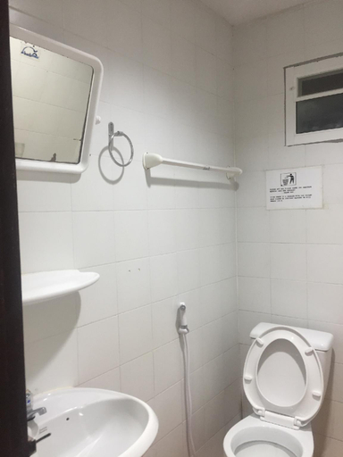 Bathroom 4, Golden Bee Phi Phi , Mueang Krabi