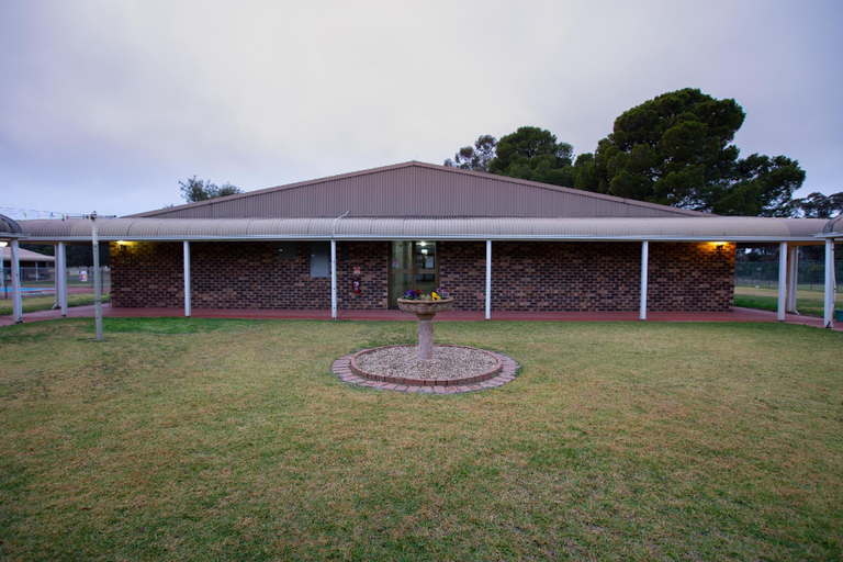 Others 5, Club Inn Motel, Bland