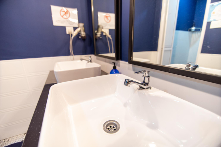 Bathroom 5, Homy Seafront Hostel, Kota Kinabalu
