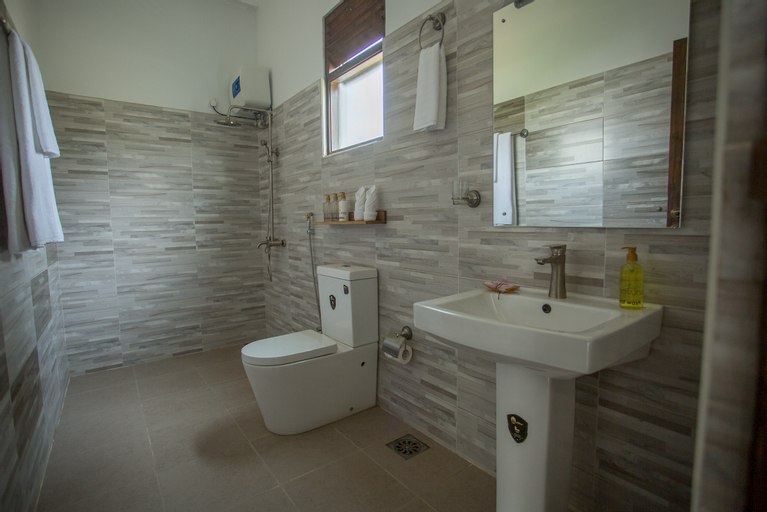 Bathroom 4, Amaluna Resort, Negombo