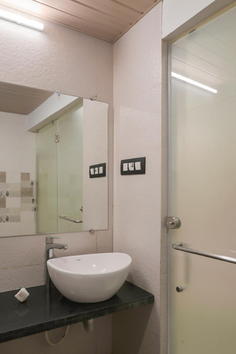 Bathroom 3, Hotel Qubestay Airport, Mumbai Suburban