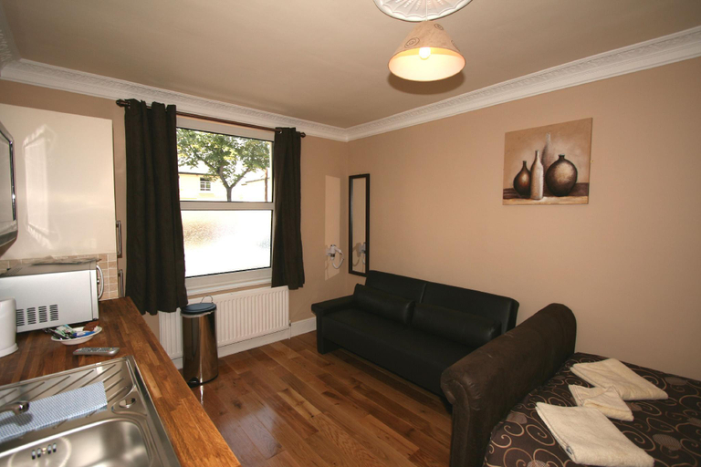 Others 4, Central Studios Gloucester Road by RoomsBooked - Free Parking, Gloucestershire