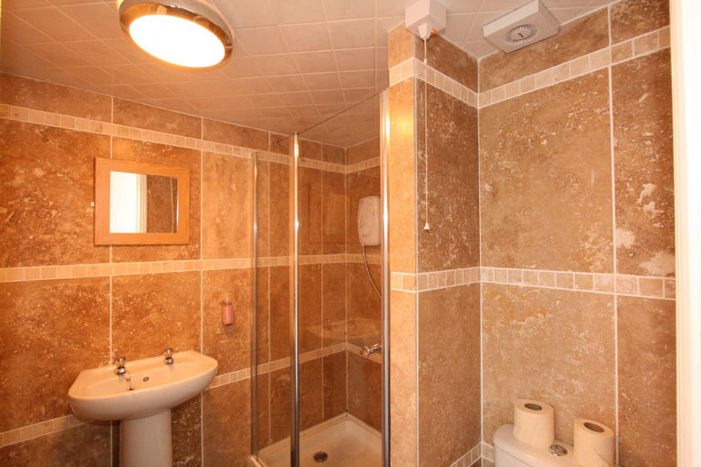Bathroom 3, Central Studios Gloucester Road by RoomsBooked - Free Parking, Gloucestershire